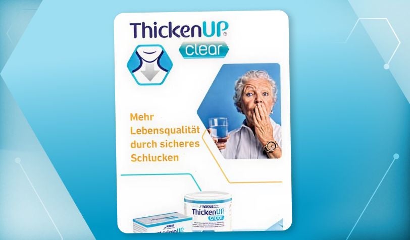Auf dem Flyer sind die Produkte aus dem Bereich Dysphagie abgebildet. Eine ältere Frau hält die Hand vor ihrem Mund.