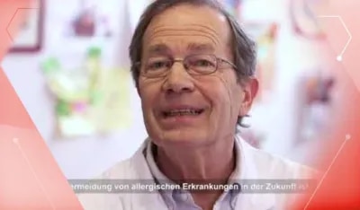 Das Vorschaubild des Videos zeigt einen Arzt der über Kuhmilchproteinallergie spricht.