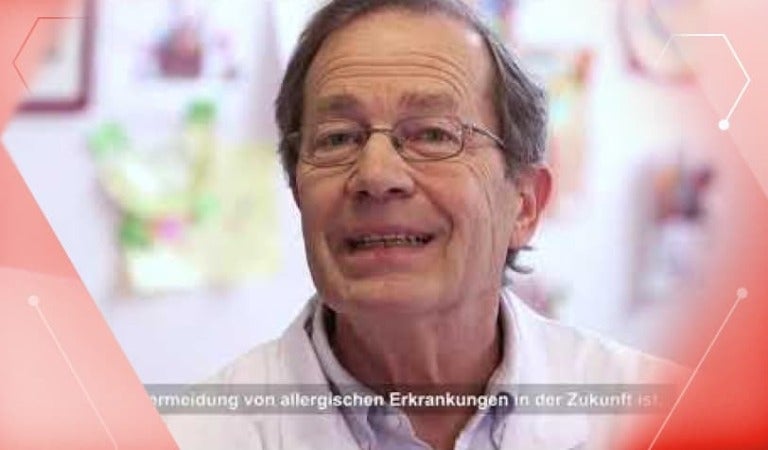 Das Vorschaubild des Videos zeigt einen Arzt der über Kuhmilchproteinallergie spricht.