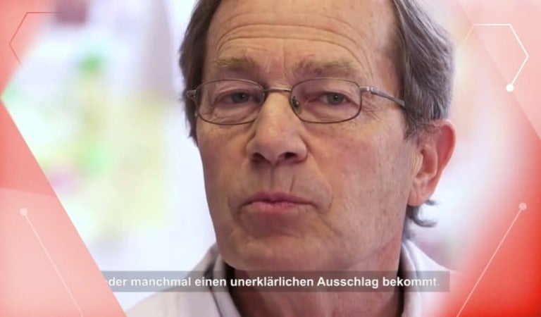 Das Vorschaubild des Videos zeigt einen Arzt der über Kuhmilchproteinallergie spricht.