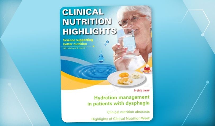 Die Abbildung der Publikation "Clinical Nutrition Highlights" zeigt eine ältere Dame, die ein Glas Wasser trinkt.