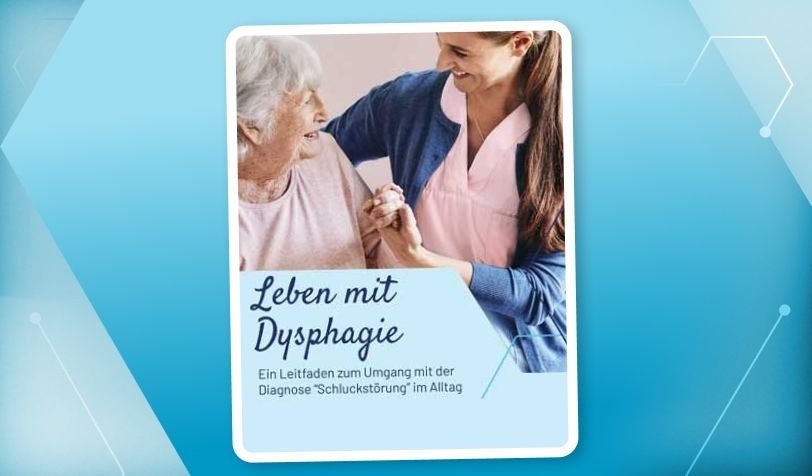 Vorschaubild zum Leitfaden für den Umgang mit Dysphagie. Eine ältere Dame lächelt ihre betreuende Pflegekraft an. 
