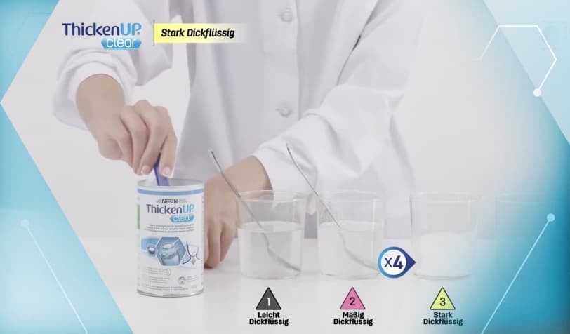 Das Vorschaubild zeigt die Hände einer Person wie sie ThickenUP® clear für das Andicken von Flüssigkeiten verwendet.