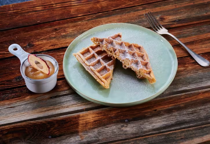 Gebackene Waffeln mit Apfelmus