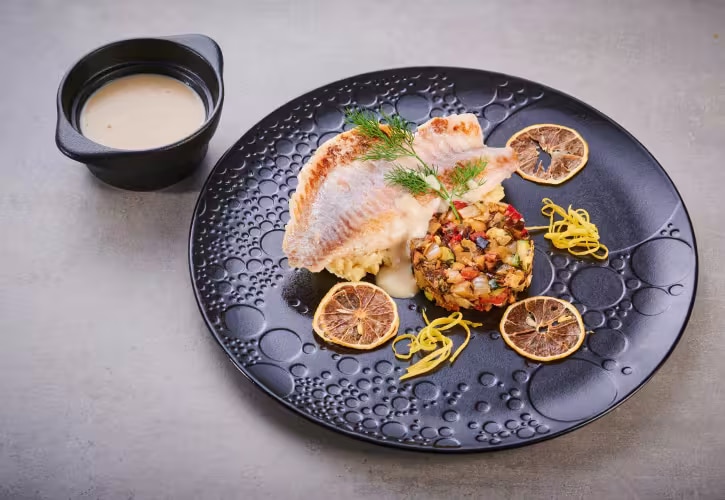 Rotbarschfilet mit Ratatouille-Gemüse, Weißweinsoße und Kartoffelpüree