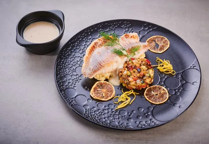 Rotbarschfilet mit Ratatouille-Gemüse, Weißweinsoße und Kartoffelpüree
