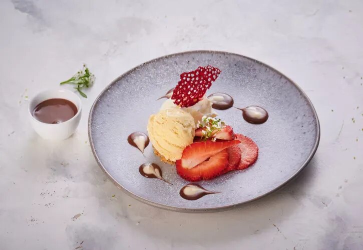 Vanilleeiscreme mit Erdbeeren und Schokoladen-Minze-Soße