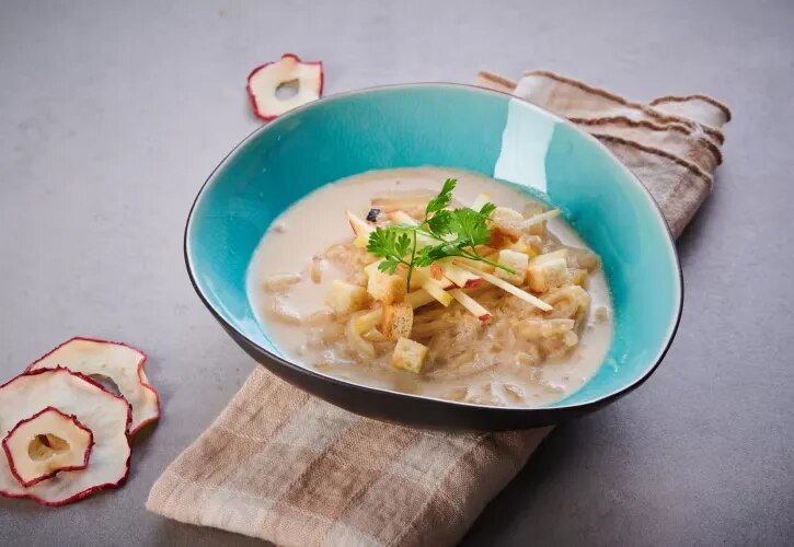 Zwiebelsuppe mit Apfelstiften und Buttercroutons