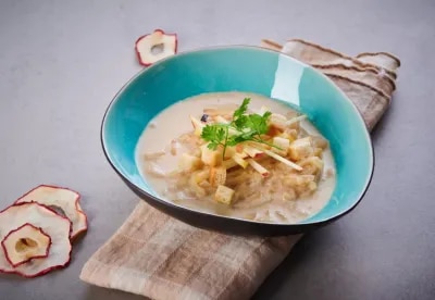 Zwiebelsuppe mit Apfelstiften und Buttercroutons