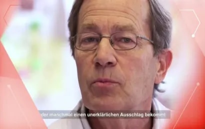 Das Vorschaubild des Videos zeigt einen Arzt der über Kuhmilchproteinallergie spricht.