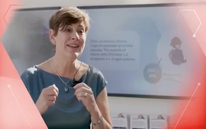 Das Vorschaubild des Videos zeigt einen Ärztin die das CoMiSS® Update erklärt.